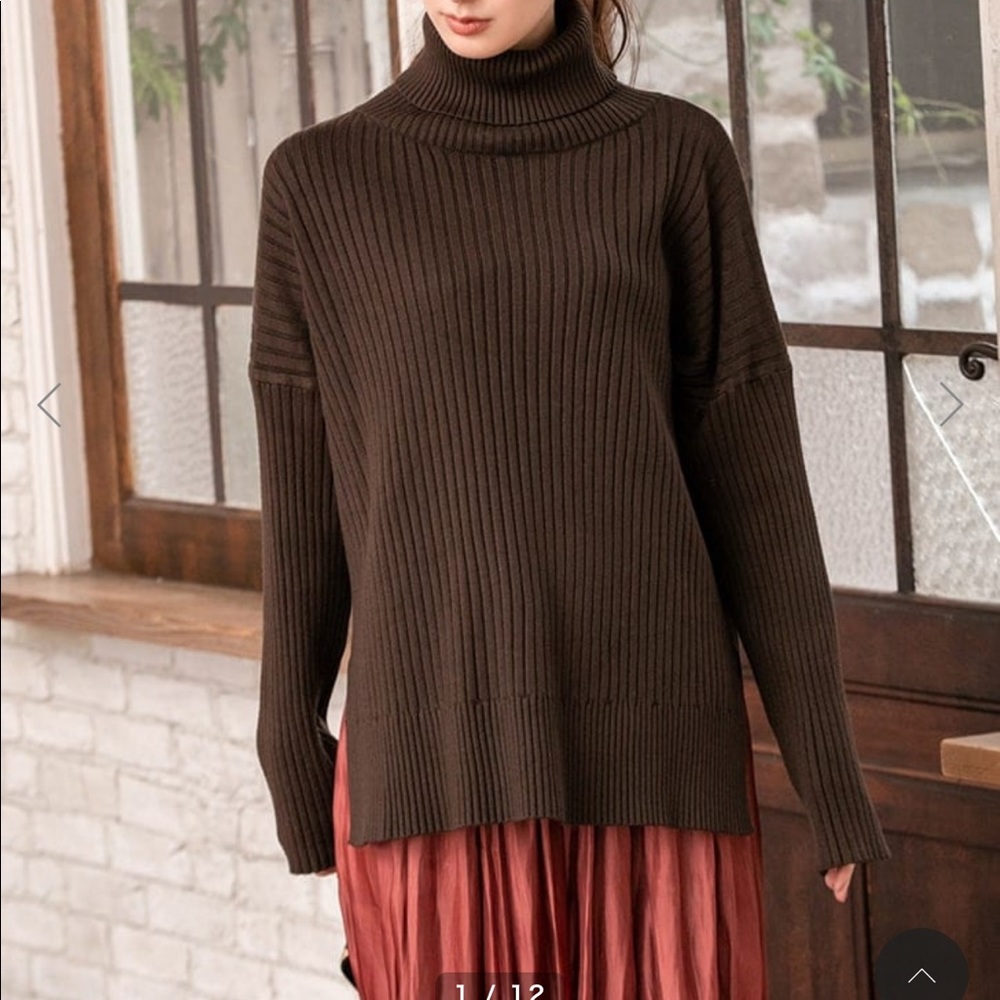 Fifth side slit turtleneck sweater